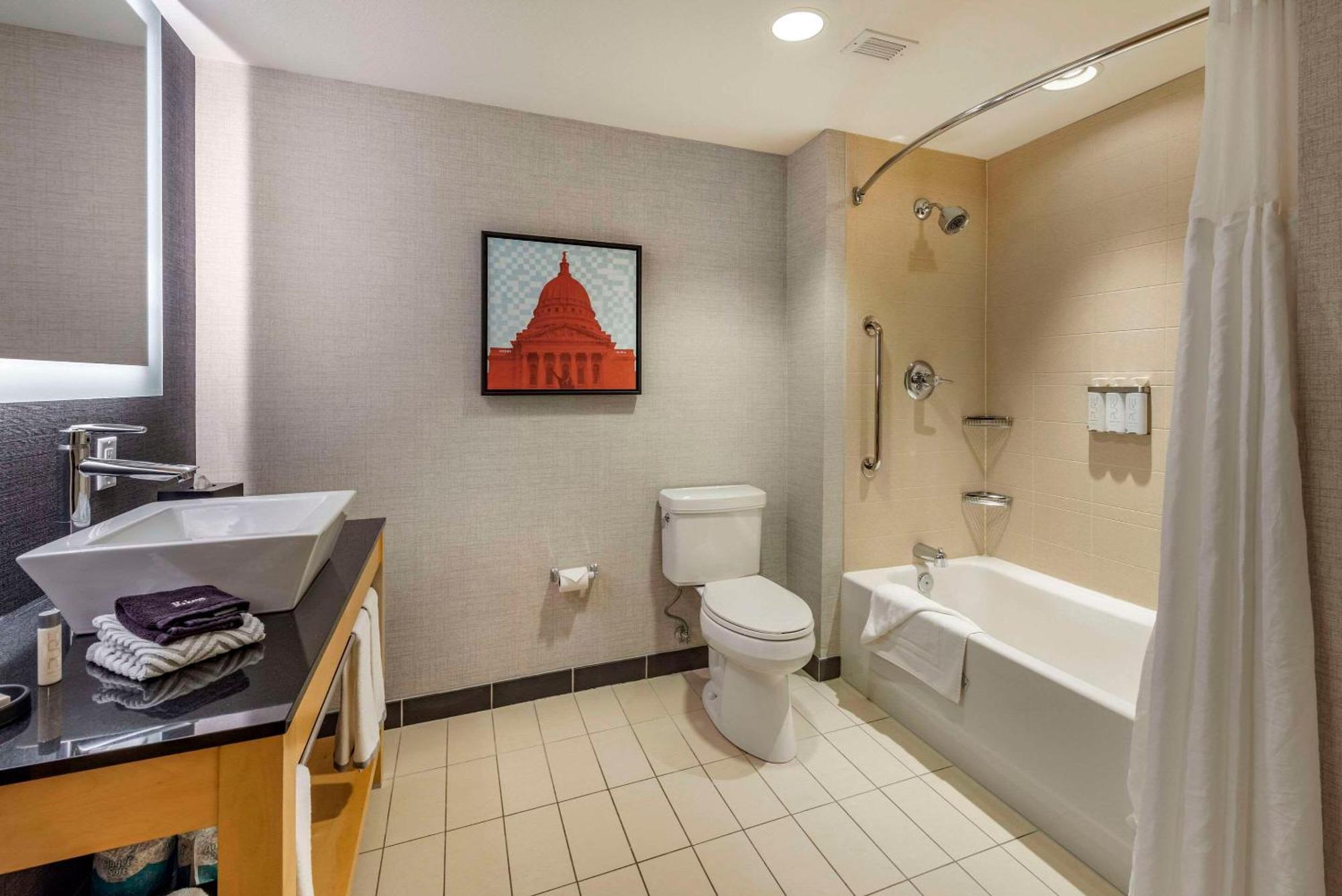 Hotel Cambria East Madison