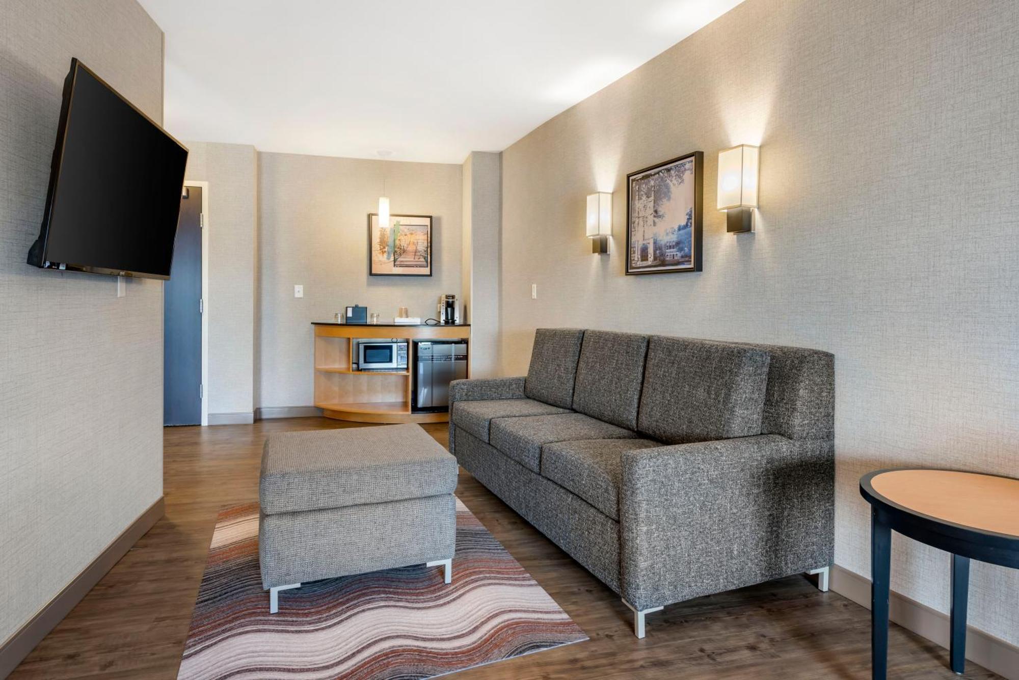 Hotel Cambria East