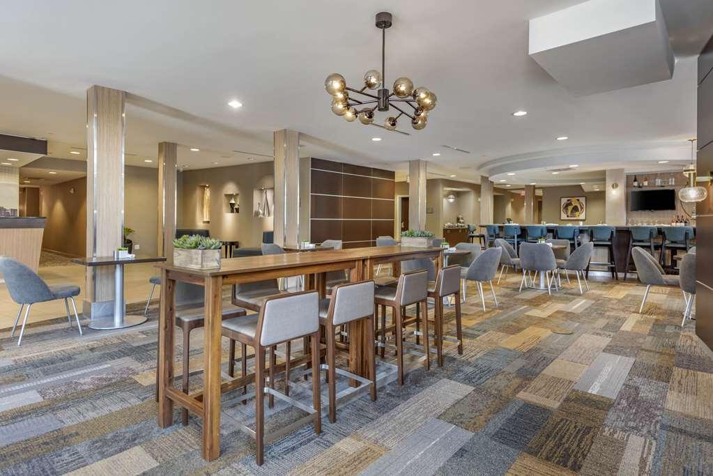 Cambria East Hotel 3*