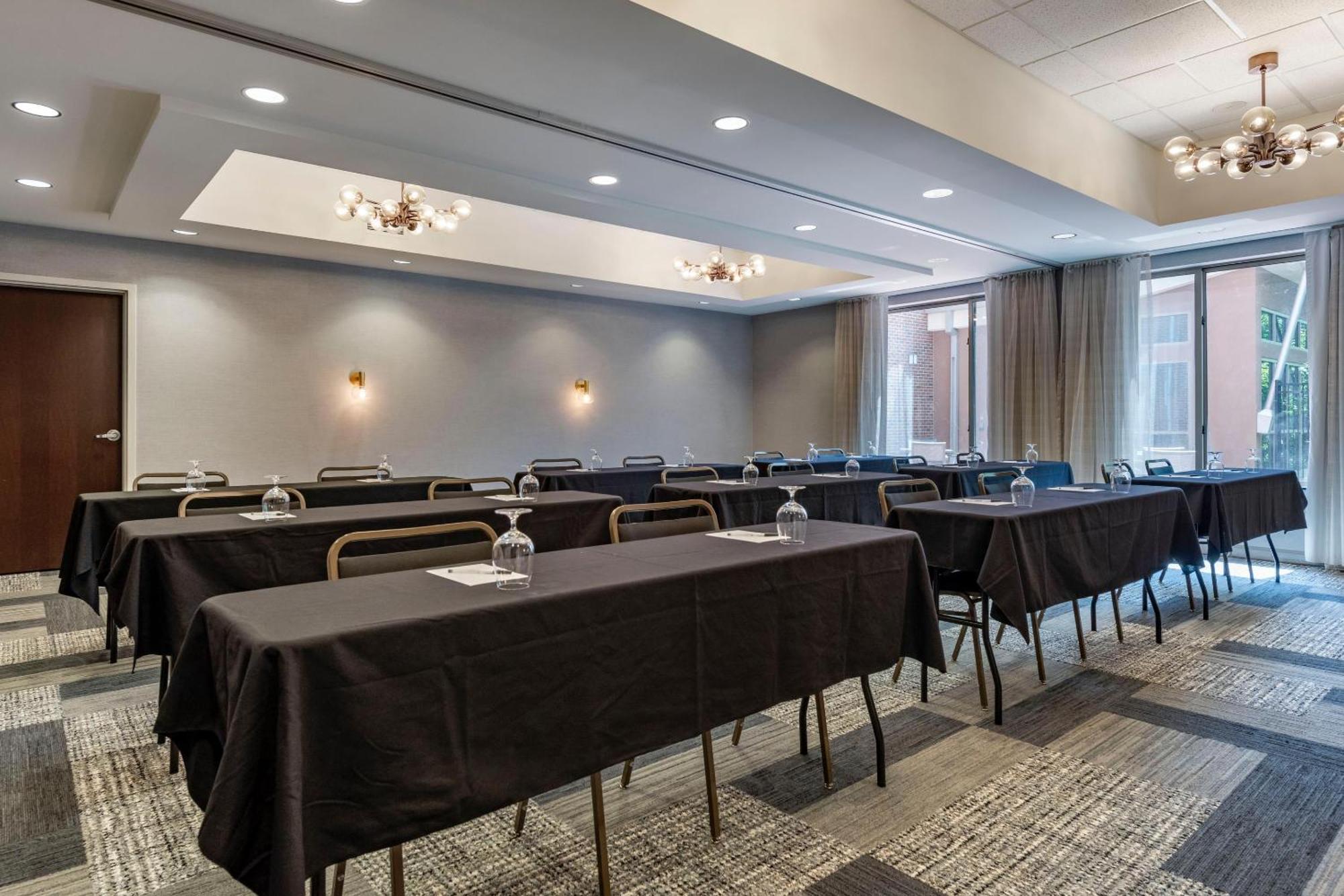Cambria East Hotel 3*