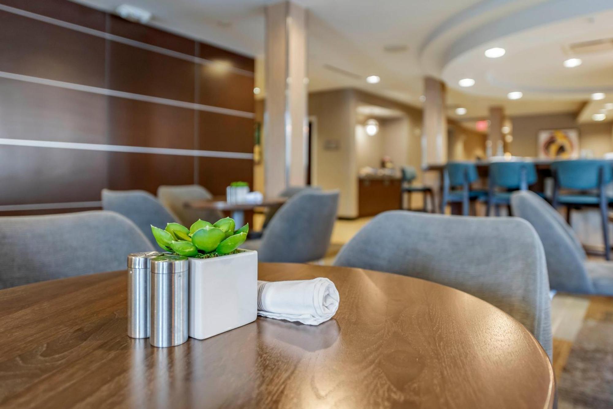 Hotel Cambria East