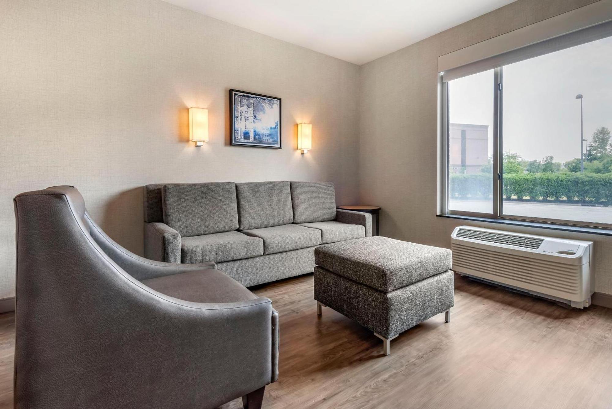 Cambria East Hotel 3*