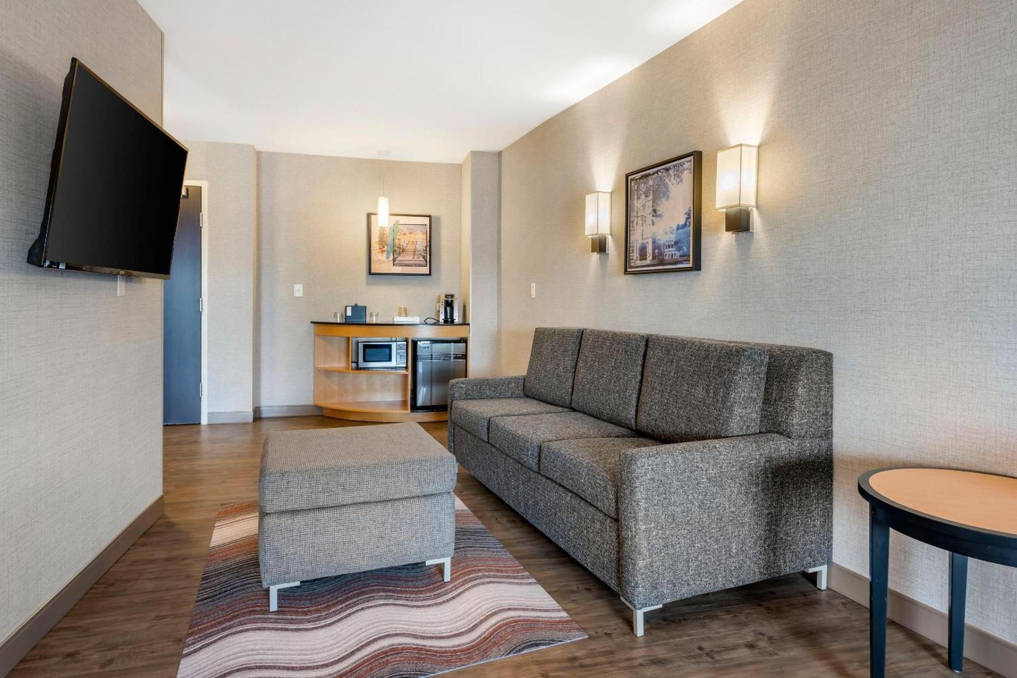 Hotel Cambria East