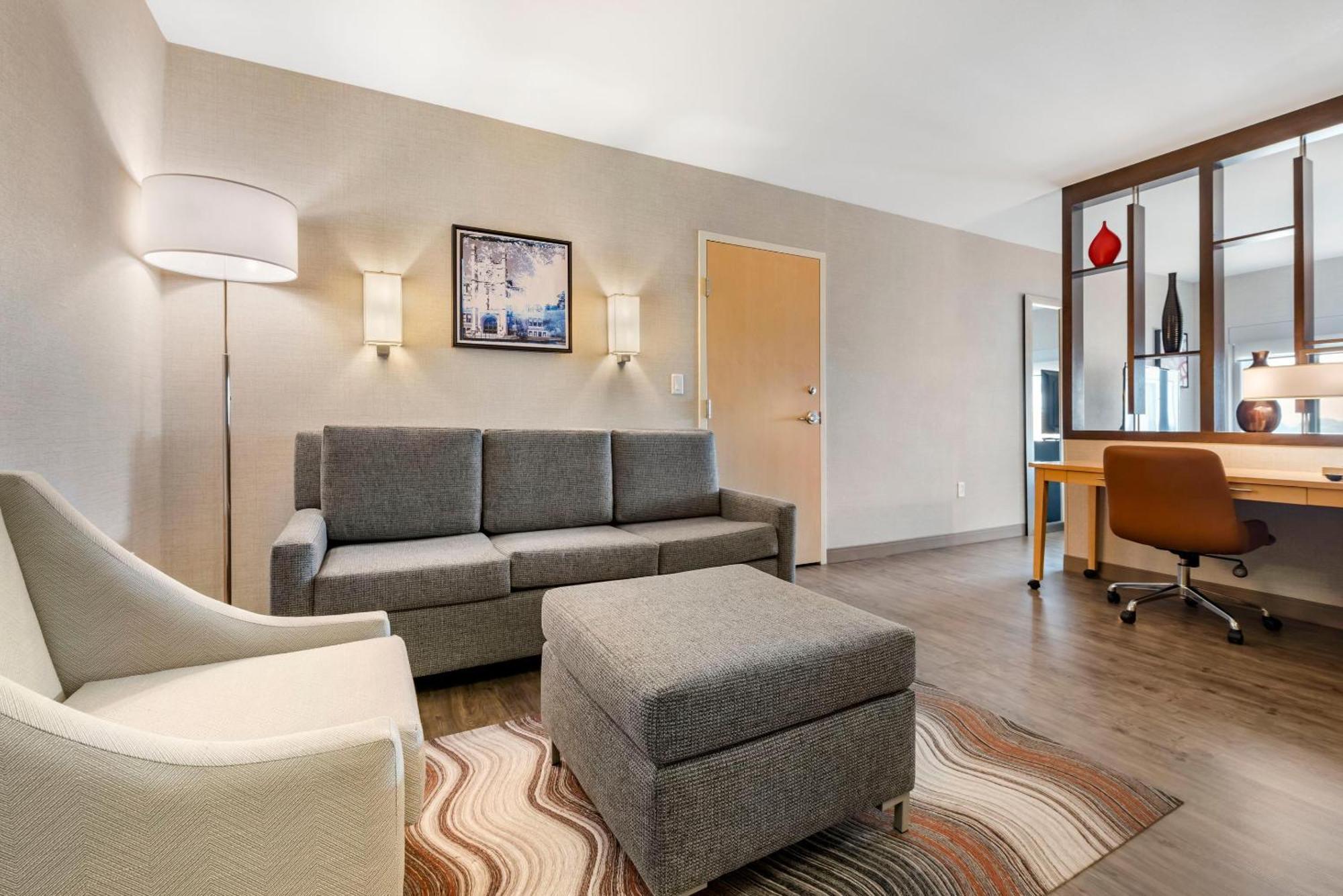 Cambria East Hotel 3*