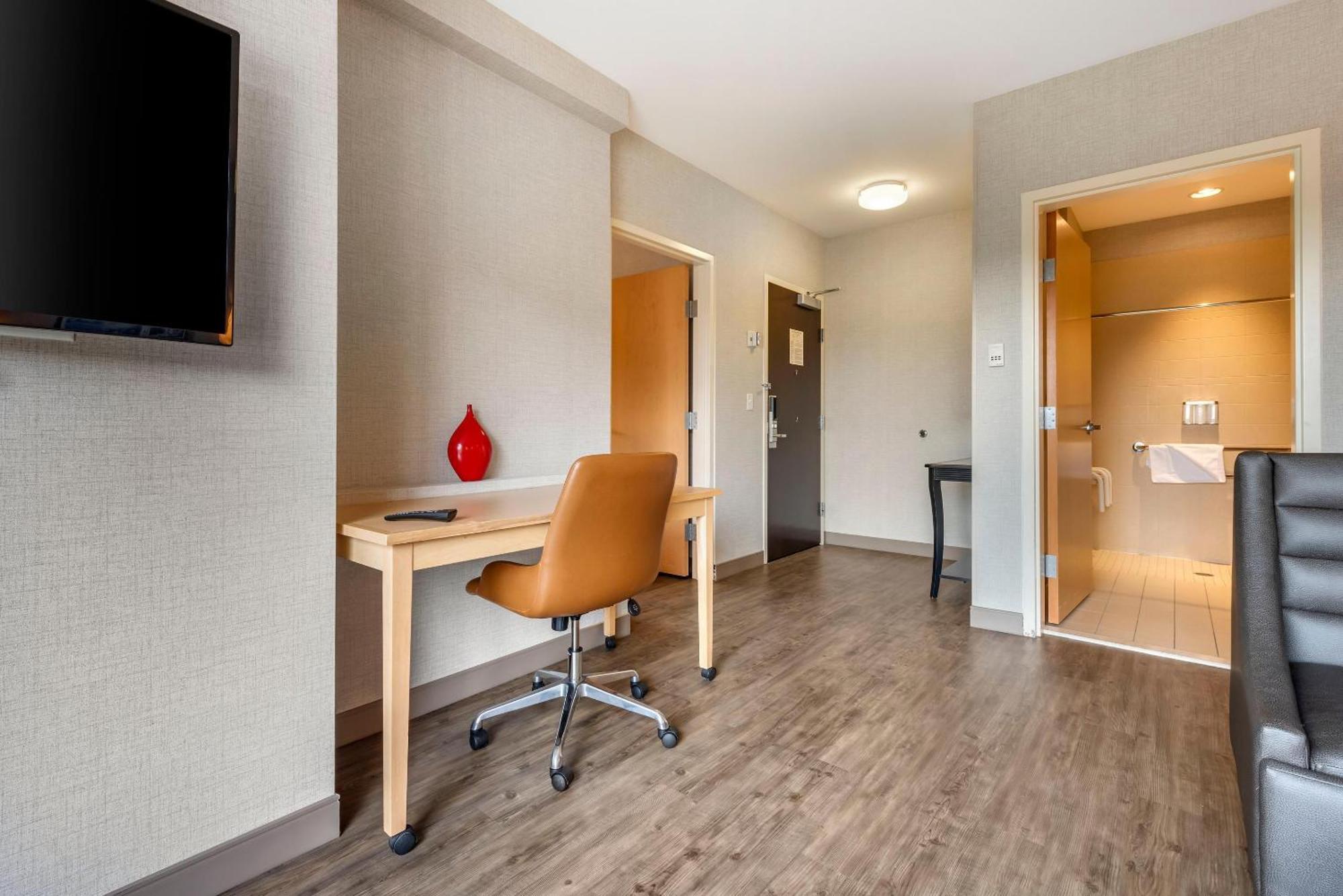 Hotel Cambria East Madison