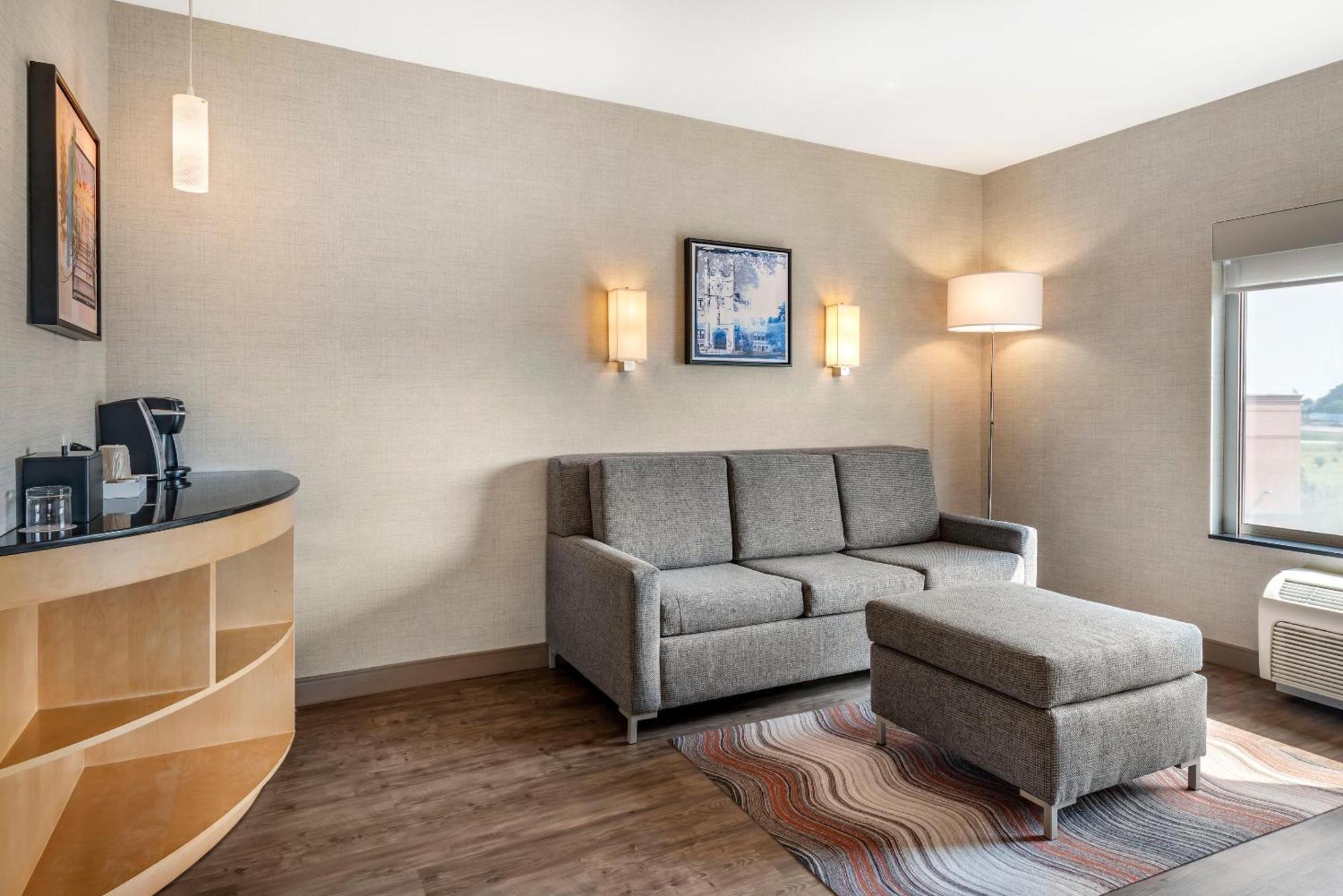 Cambria East Hotel 3*