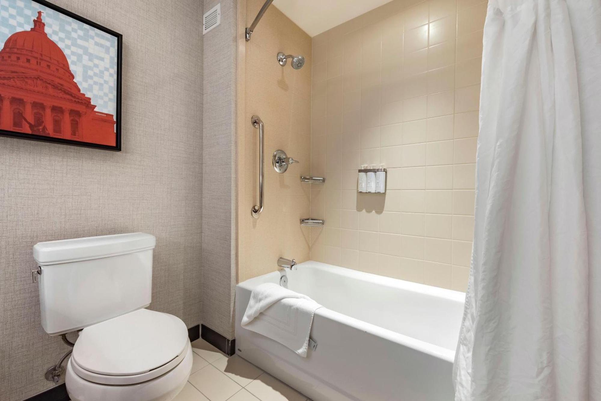 Hotel Cambria East 3*
