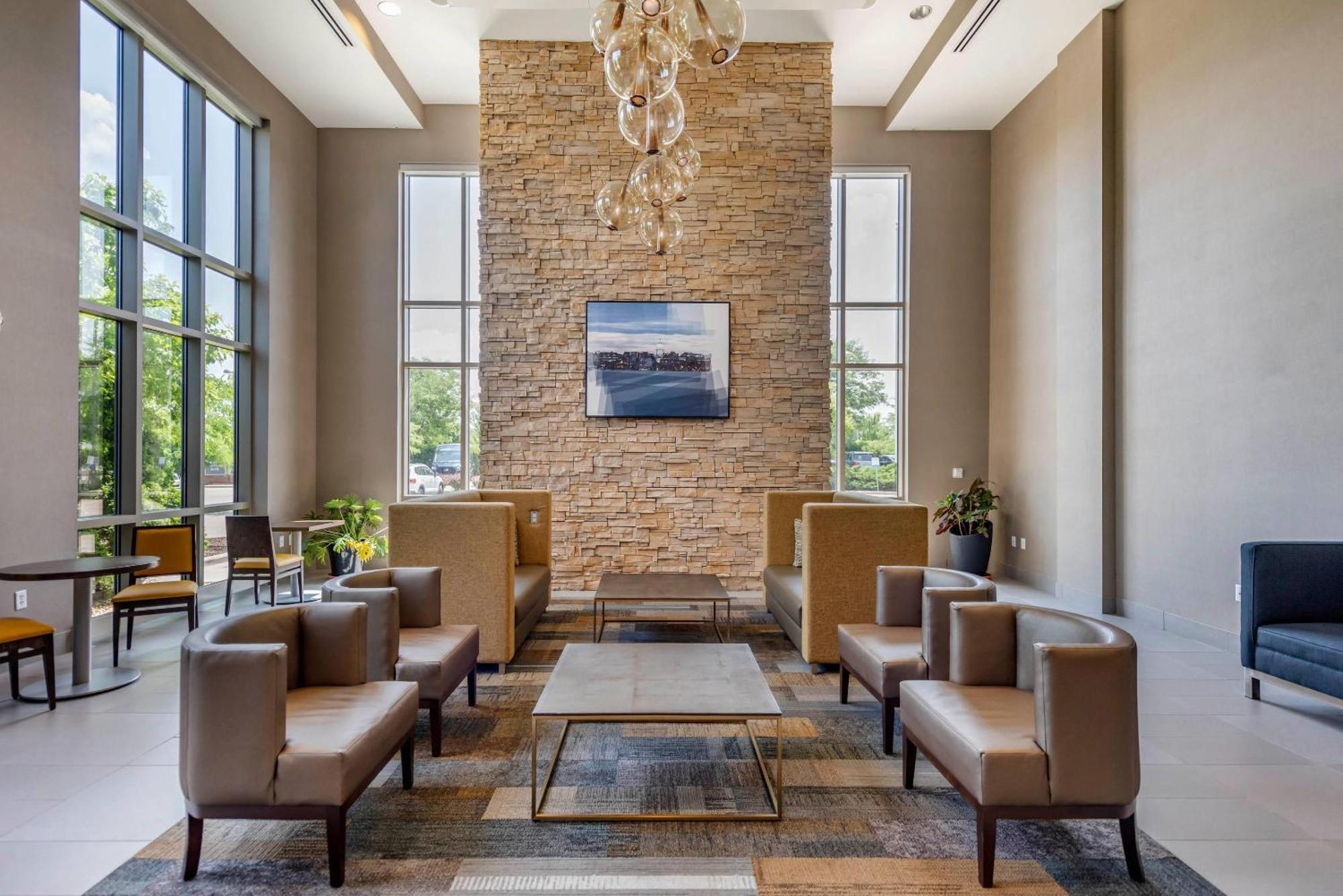 Cambria East Hotel 3*