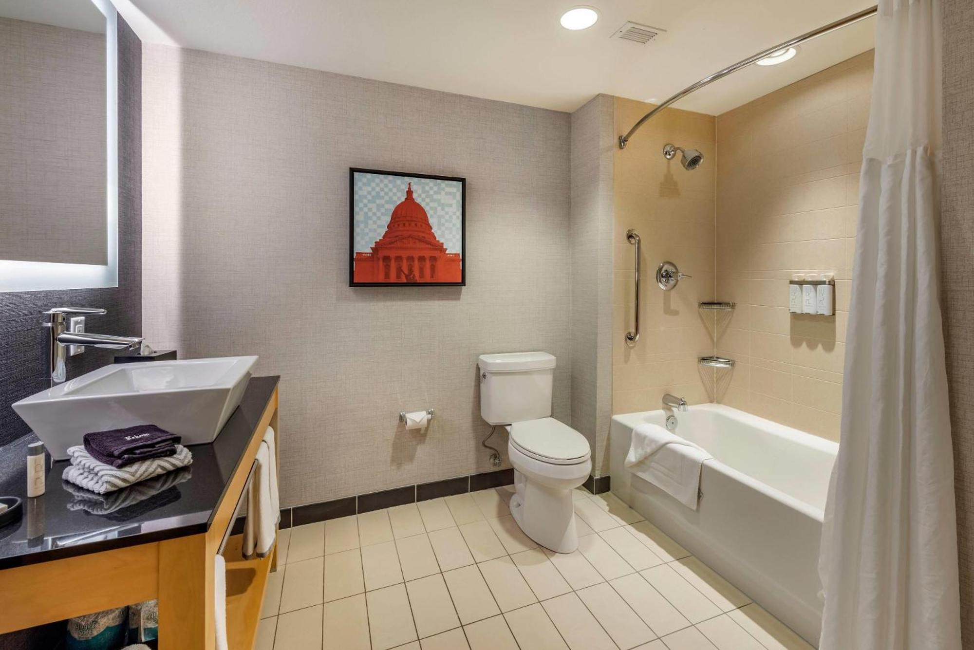 Hotel Cambria East